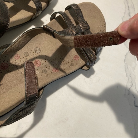TAOS Sz 11  Trophy Strappy Copper Colourway Velcro Closure Comfort Sandals - Picture 9 of 16